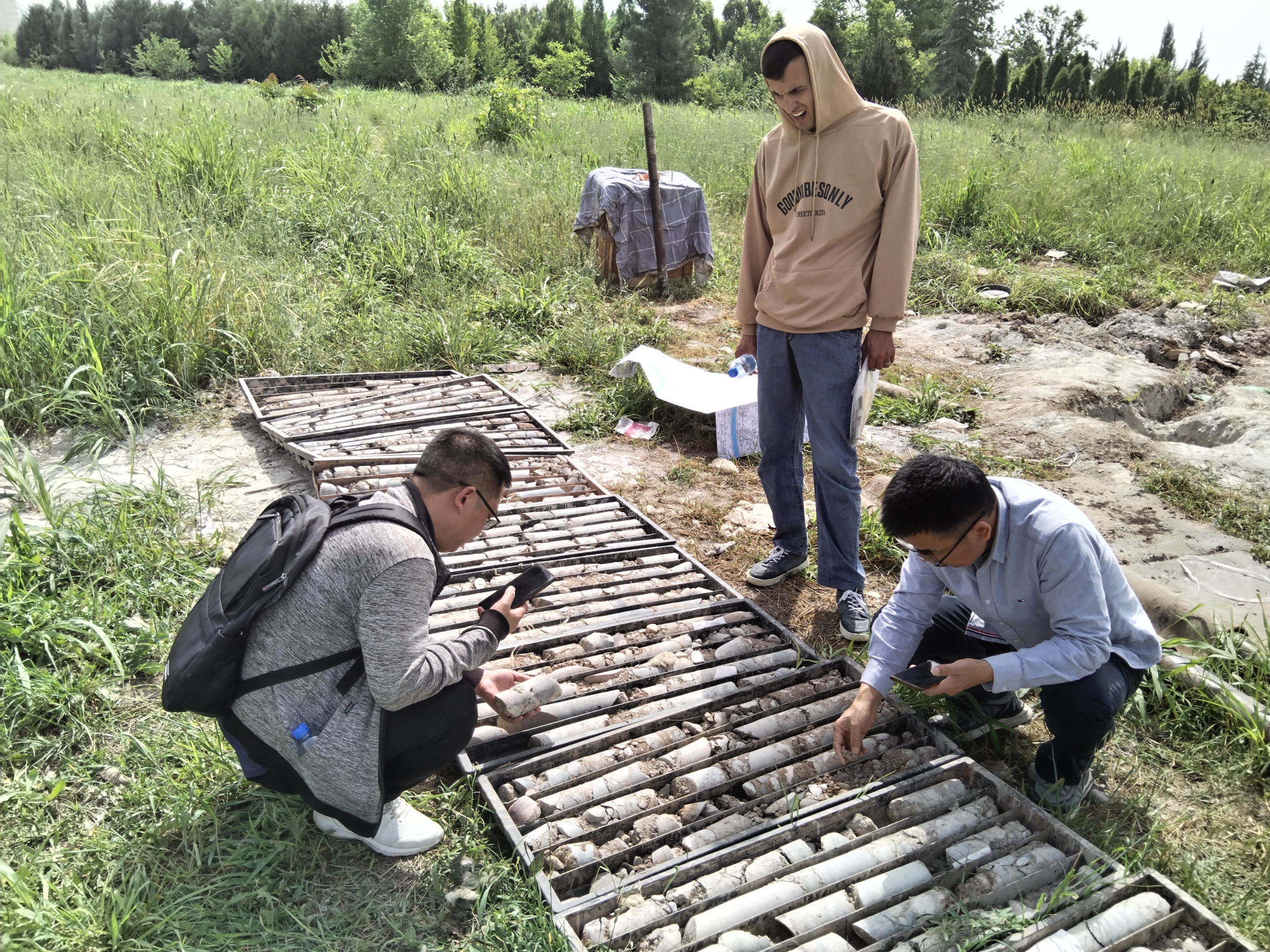 6.王大师现场指导工作-2500压缩.jpg