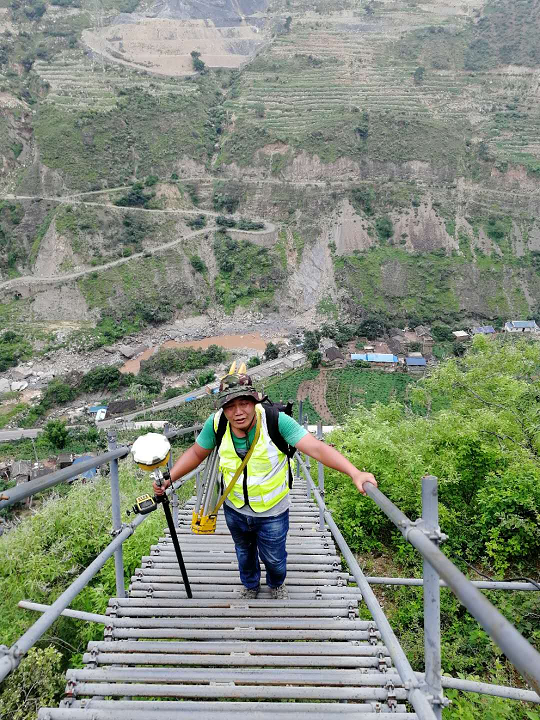 测量人员负重攀爬钢梯.jpg