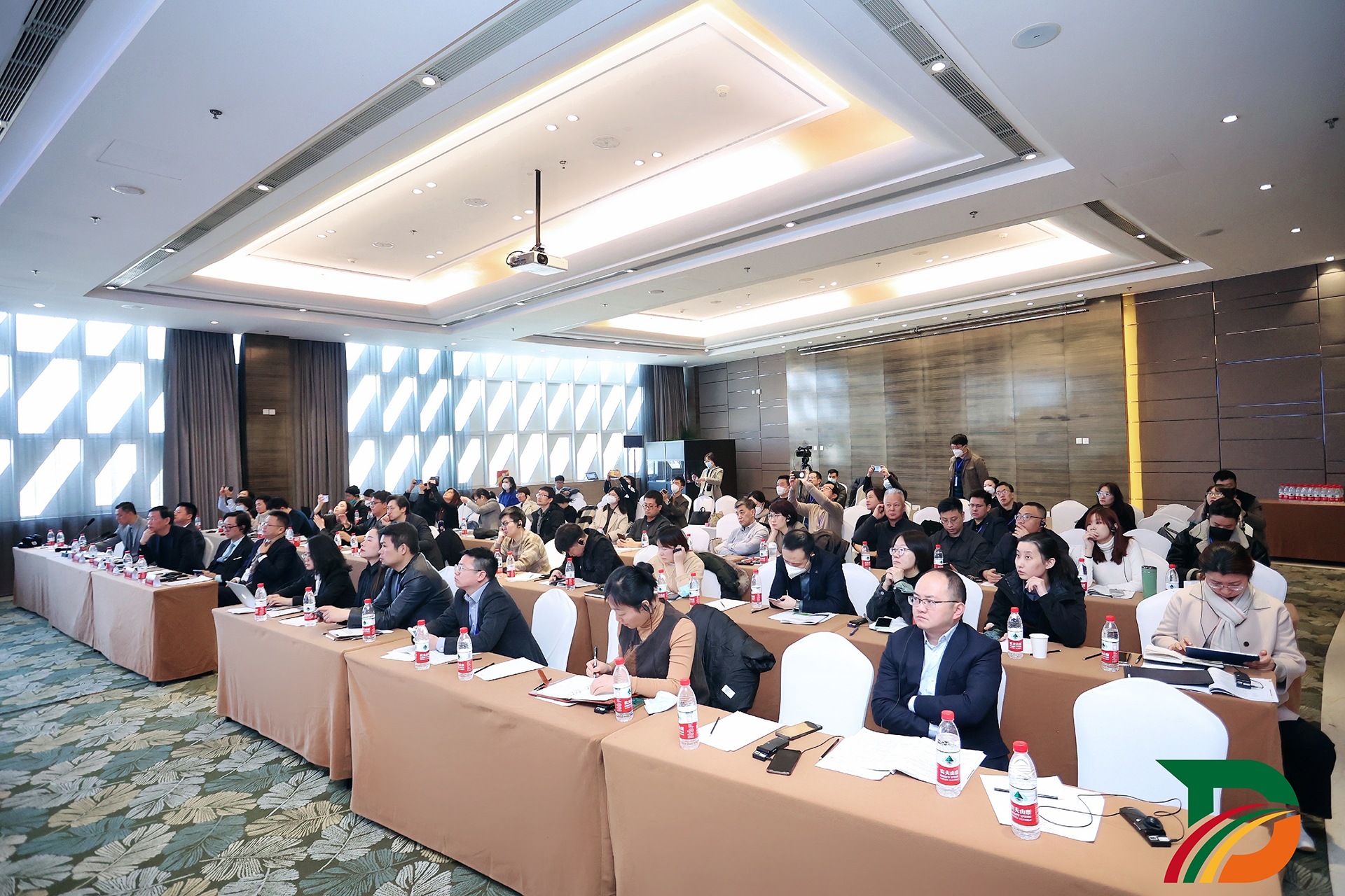 1920分论坛全景.jpg 1920分论坛全景.jpg