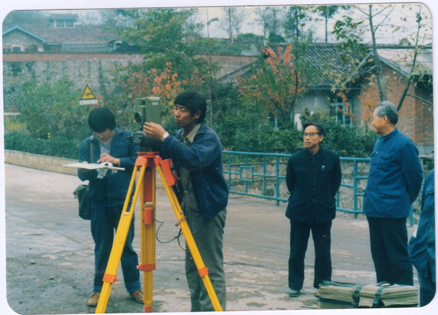3-20世纪80年代测量队工作场景.jpg 3-20世纪80年代测量队工作场景.jpg