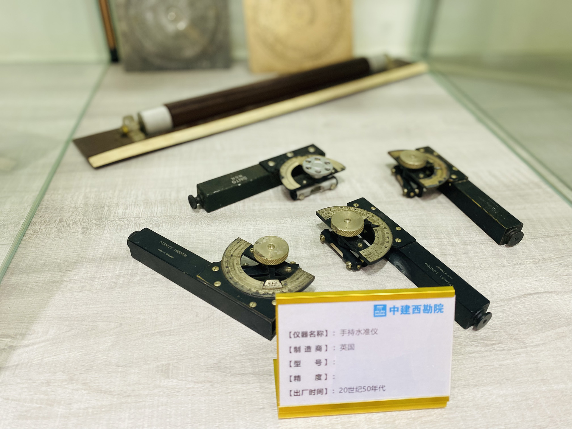 4-手持水准仪.jpg 4-手持水准仪.jpg