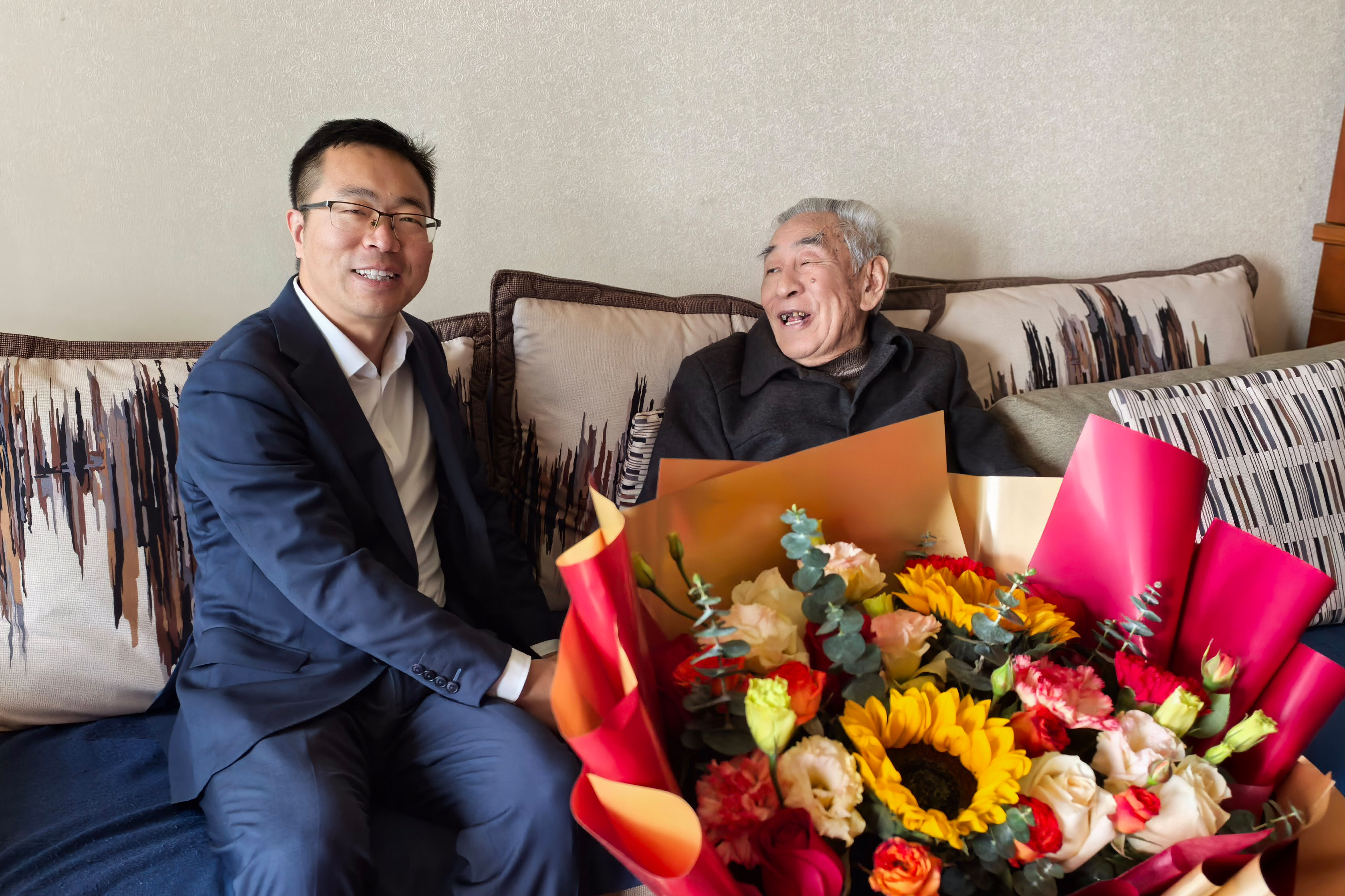 202602 郑立宁慰问朱锦云 (1).jpg