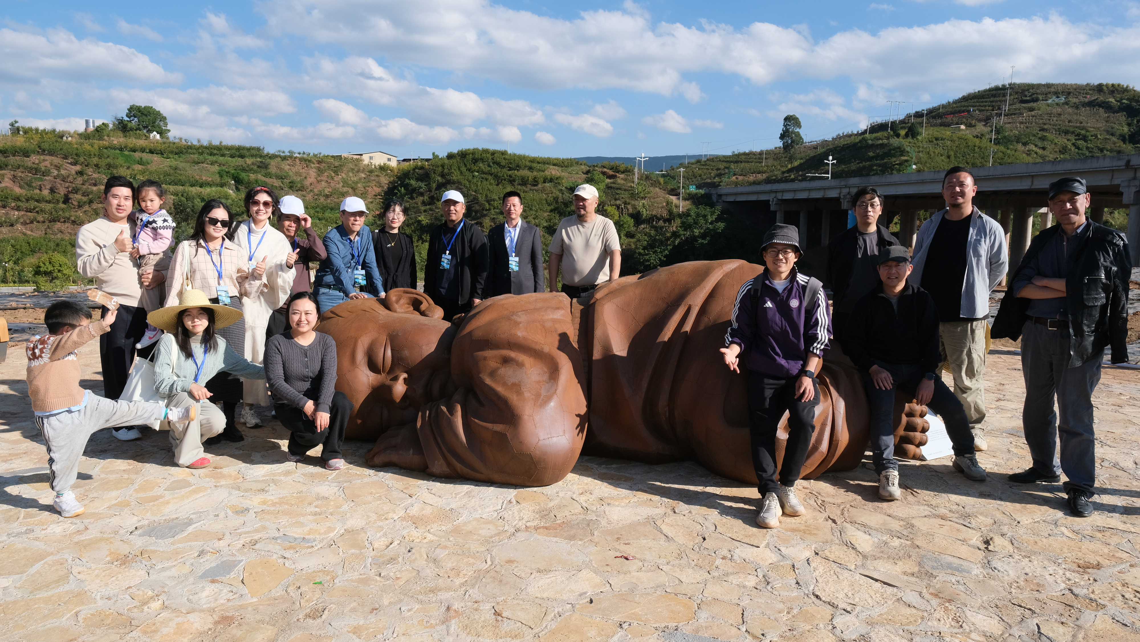 合影 清华美院展览艺术品-艺术家董书兵《大地之子》 .jpg