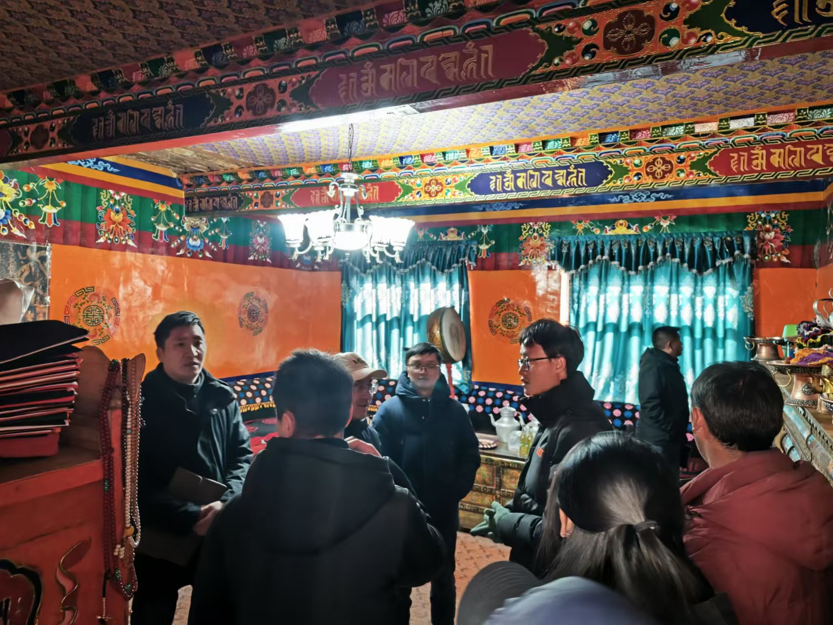 徐骥与日喀则领导、村民现场沟通.jpg 徐骥与日喀则领导、村民现场沟通.jpg