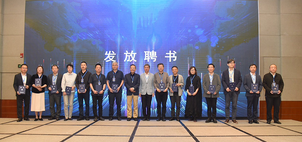 发放聘书.png